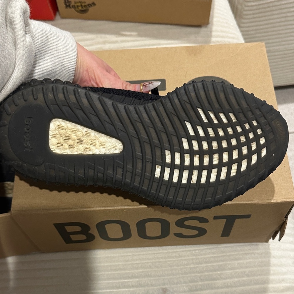 SUMMER SALE adidas Yeezy Boost 350 V2 in Black Red - Picture 2 of 6